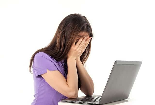 Une femme qui est fatigué devant son ordinateur